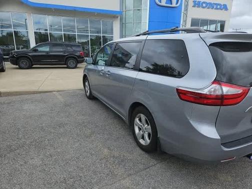 2016 Toyota Sienna LE