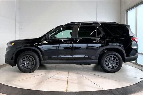 Crystal Black Pearl 2025 Honda Pilot TrailSport