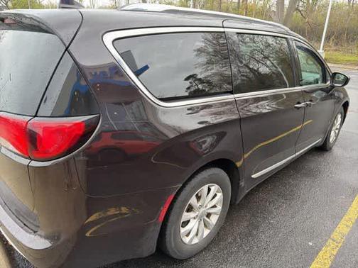 Dark Cordovan Pearlcoat 2018 Chrysler Pacifica Touring-L