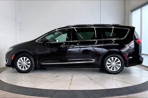Dark Cordovan Pearlcoat 2018 Chrysler Pacifica Touring-L