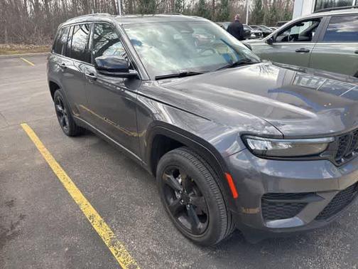 Metallic 2023 Jeep Grand Cherokee Altitude