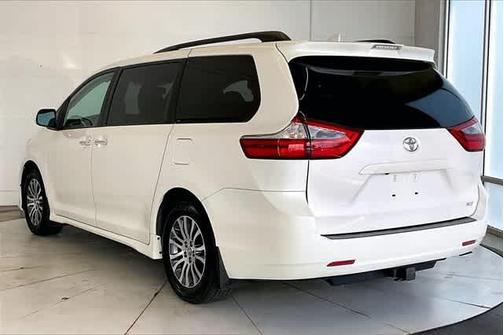 2020 Toyota Sienna XLE