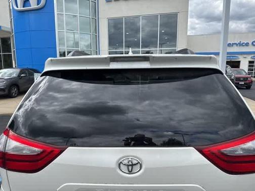 2020 Toyota Sienna XLE