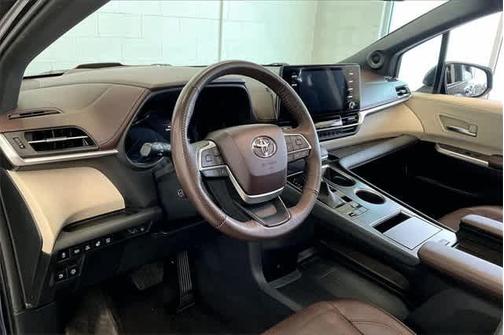 2023 Toyota Sienna Platinum 7 passenger