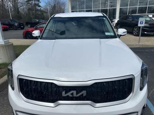 Glacial White Pearl 2024 Kia Telluride LX