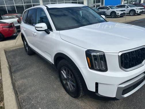 Glacial White Pearl 2024 Kia Telluride LX