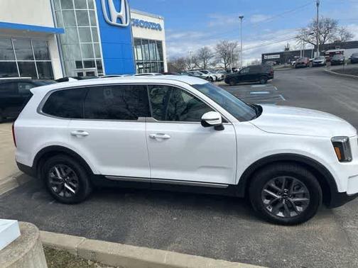 Glacial White Pearl 2024 Kia Telluride LX