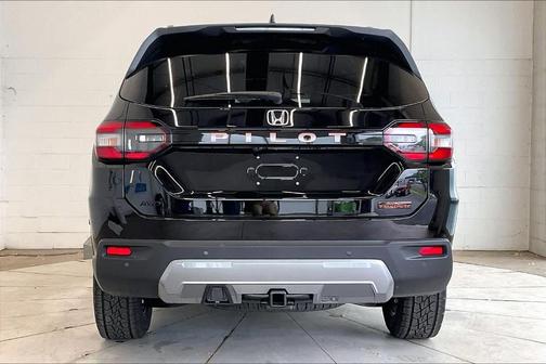 Crystal Black Pearl 2026 Honda Pilot TrailSport