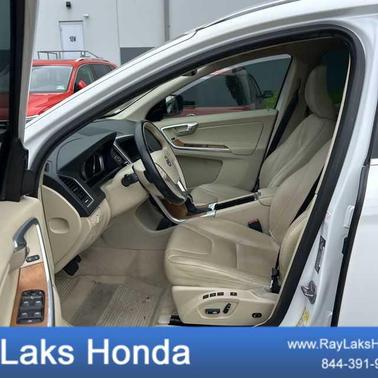 Crystal White Pearl 2016 Volvo XC60 T6 Platinum