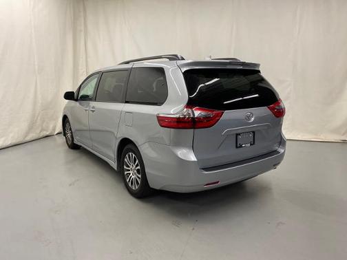 2020 Toyota Sienna XLE