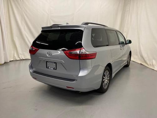 2020 Toyota Sienna XLE