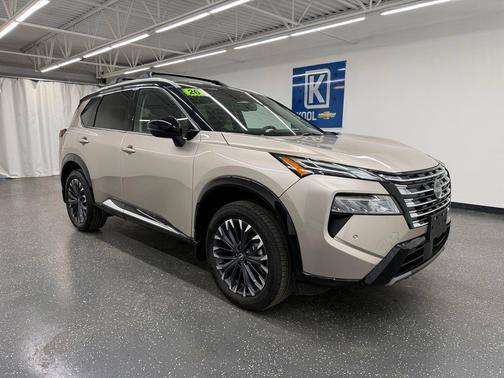 Champagne Silver Metallic/Super Black 2026 Nissan Rogue Platinum