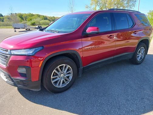 Radiant Red Tintcoat 2023 Chevrolet Traverse LT Cloth