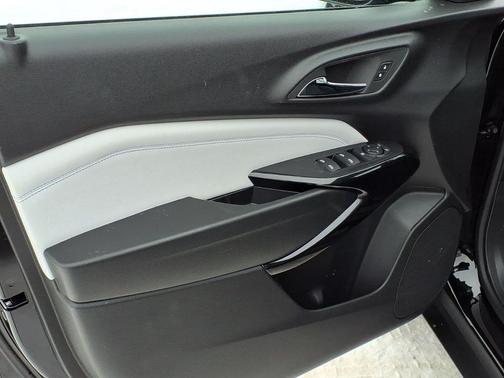 Mosaic Black Metallic 2026 Chevrolet Trax LT