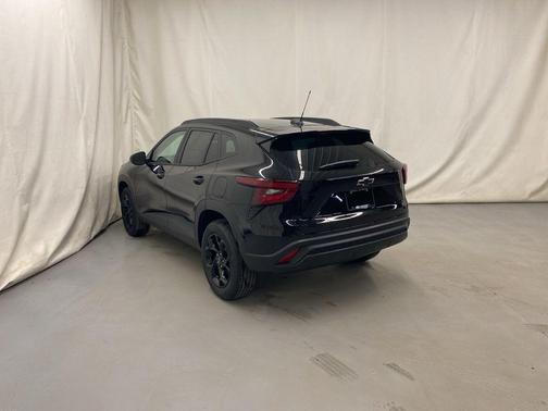 Mosaic Black Metallic 2026 Chevrolet Trax LT