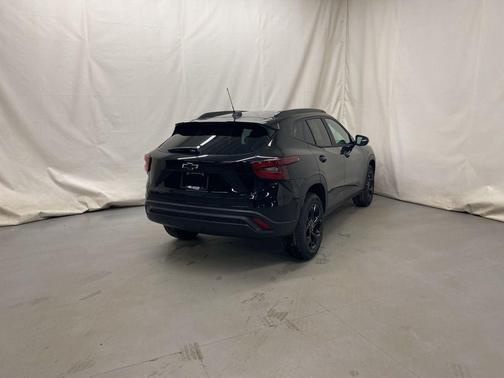 Mosaic Black Metallic 2026 Chevrolet Trax LT