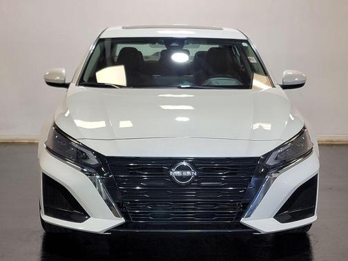 Pearl White Tricoat 2023 Nissan Altima 2.5 SV