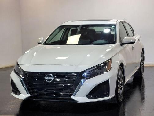 Pearl White Tricoat 2023 Nissan Altima 2.5 SV