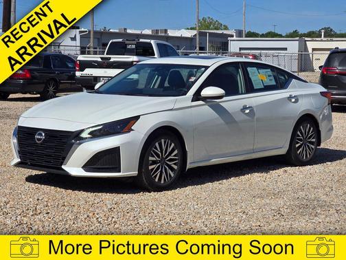 Pearl White Tricoat 2023 Nissan Altima 2.5 SV