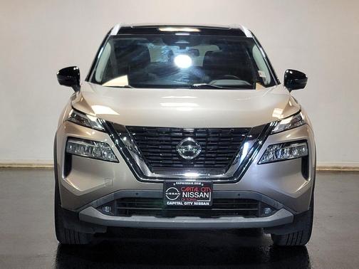 Champagne Silver Metallic/Super Black 2021 Nissan Rogue SL