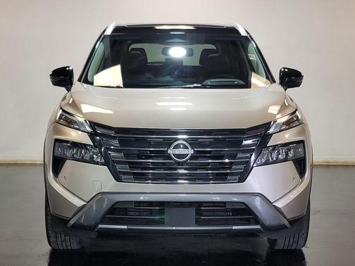 Champagne Silver Metallic/Super Black 2025 Nissan Rogue SL