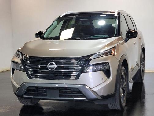 Champagne Silver Metallic/Super Black 2025 Nissan Rogue SL