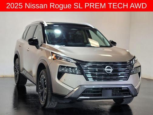Champagne Silver Metallic/Super Black 2025 Nissan Rogue SL