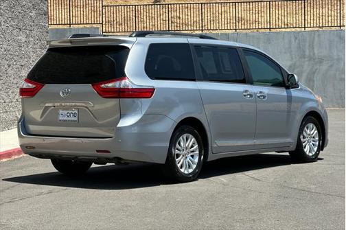 2017 Toyota Sienna XLE