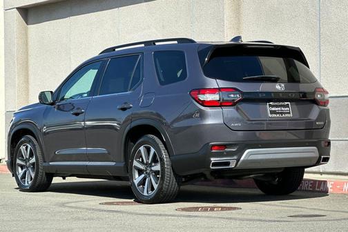 Modern Steel Metallic 2023 Honda Pilot Touring 8-Passenger