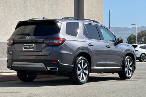 Modern Steel Metallic 2023 Honda Pilot Touring 8-Passenger