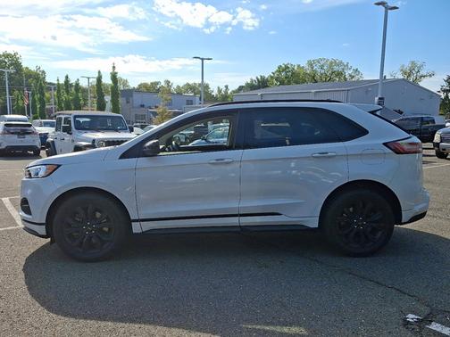 2023 Ford Edge SE