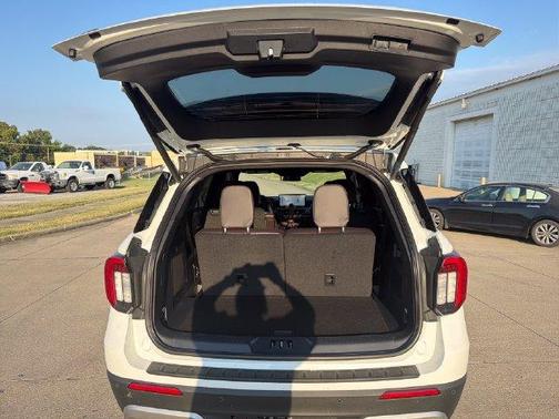 White Metallic 2027 Ford Explorer Platinum