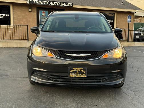 Brilliant Black Crystal Pearlcoat 2017 Chrysler Pacifica Touring
