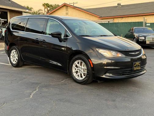 Brilliant Black Crystal Pearlcoat 2017 Chrysler Pacifica Touring