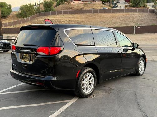 Brilliant Black Crystal Pearlcoat 2017 Chrysler Pacifica Touring