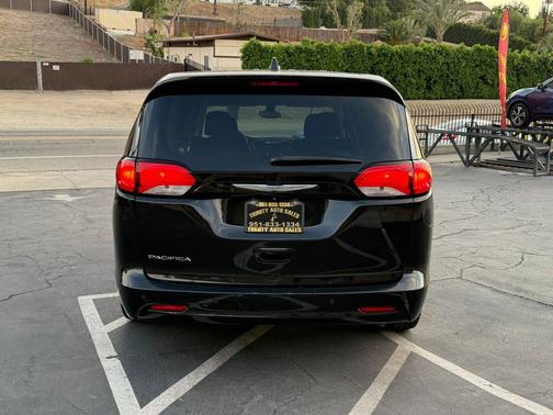 Brilliant Black Crystal Pearlcoat 2017 Chrysler Pacifica Touring