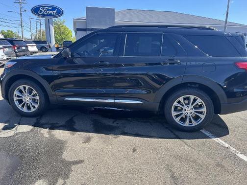 AGATE BLACK METALLIC 2022 Ford Explorer XLT