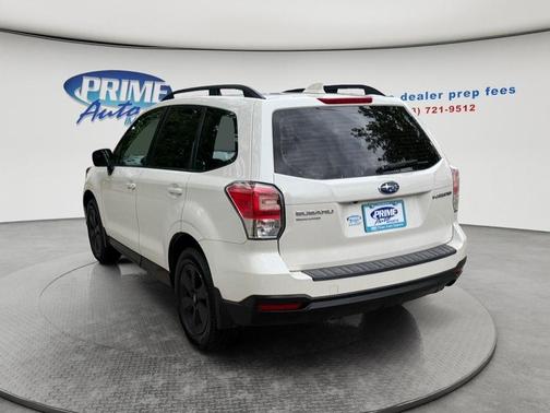 Crystal White Pearl 2018 Subaru Forester 2.5i