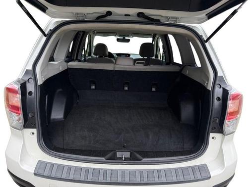 Crystal White Pearl 2018 Subaru Forester 2.5i