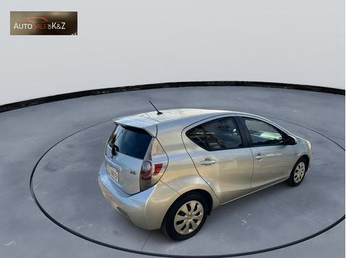 Classic Silver Metallic 2016 Toyota Prius c Three