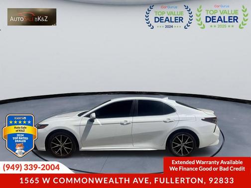 Super White 2019 Toyota Camry SE