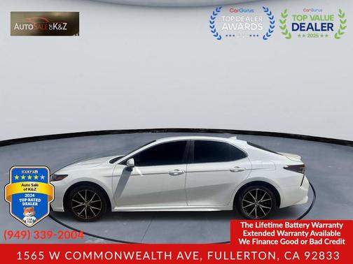 Super White 2019 Toyota Camry SE