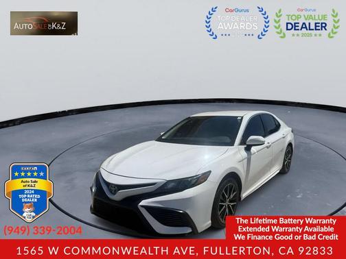 Super White 2019 Toyota Camry SE