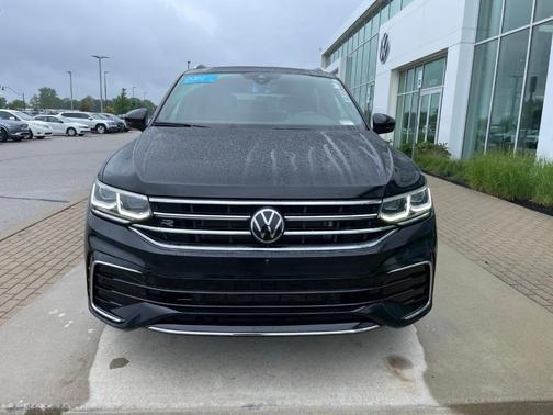 Deep Black Pearl Effect 2022 Volkswagen Tiguan 2.0T SEL R-Line