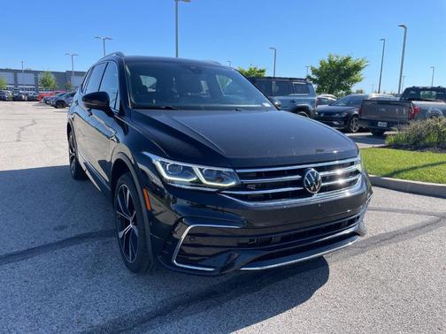 Deep Black Pearl Effect 2022 Volkswagen Tiguan 2.0T SEL R-Line