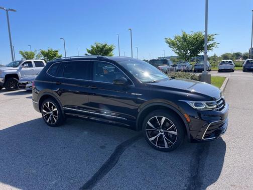 Deep Black Pearl Effect 2022 Volkswagen Tiguan 2.0T SEL R-Line