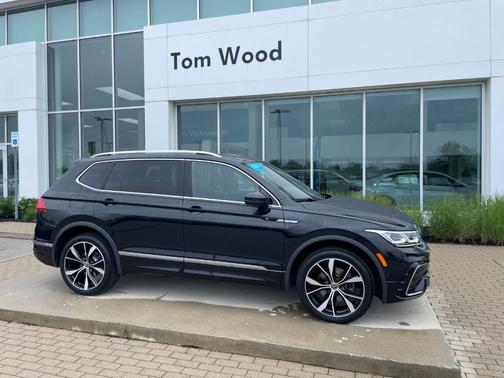 Deep Black Pearl Effect 2022 Volkswagen Tiguan 2.0T SEL R-Line