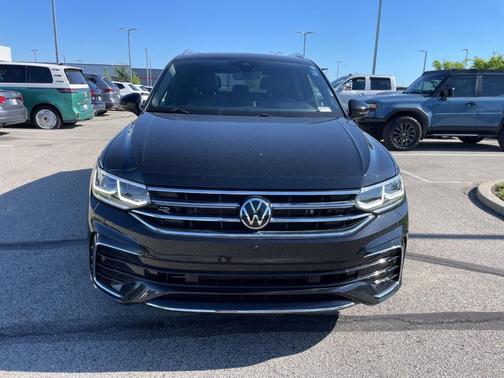Deep Black Pearl Effect 2022 Volkswagen Tiguan 2.0T SEL R-Line