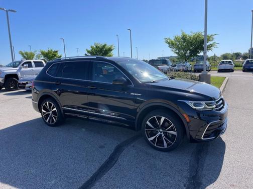 Deep Black Pearl Effect 2022 Volkswagen Tiguan 2.0T SEL R-Line