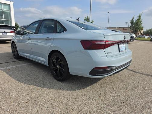 Gray 2027 Volkswagen Jetta 1.5T SE
